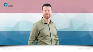 Jeffrey Havelaar in front of a NL Flag